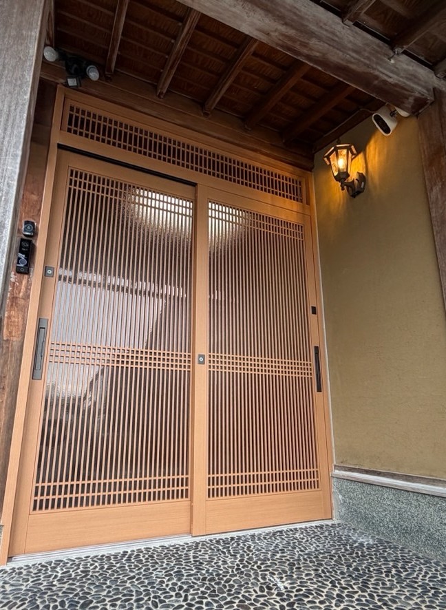 施工後玄関ドアの写真