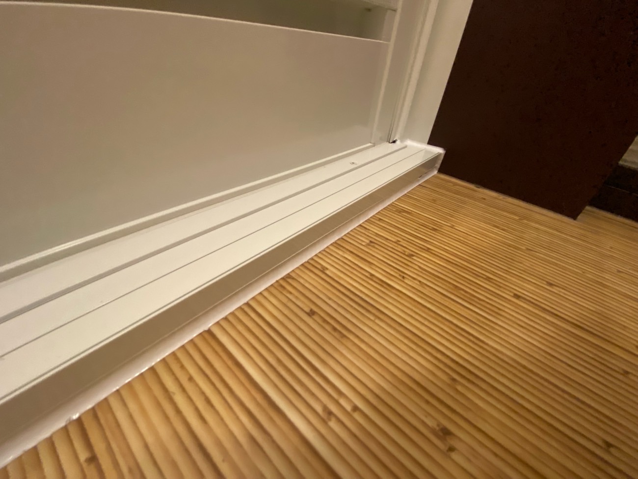 新しい浴室ドア床面