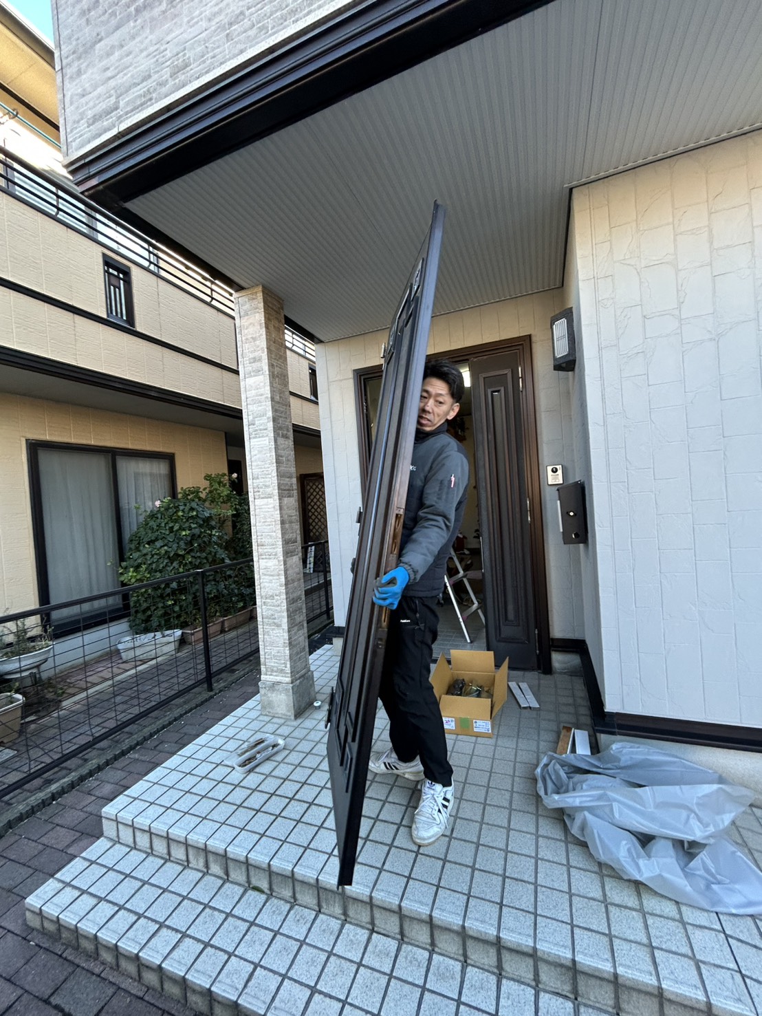 野々市市親子ドア既存ドア撤去写真