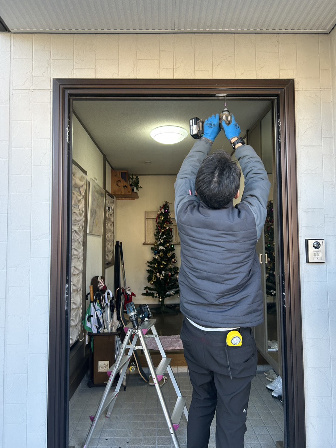 野々市市親子ドア交換作業風景写真