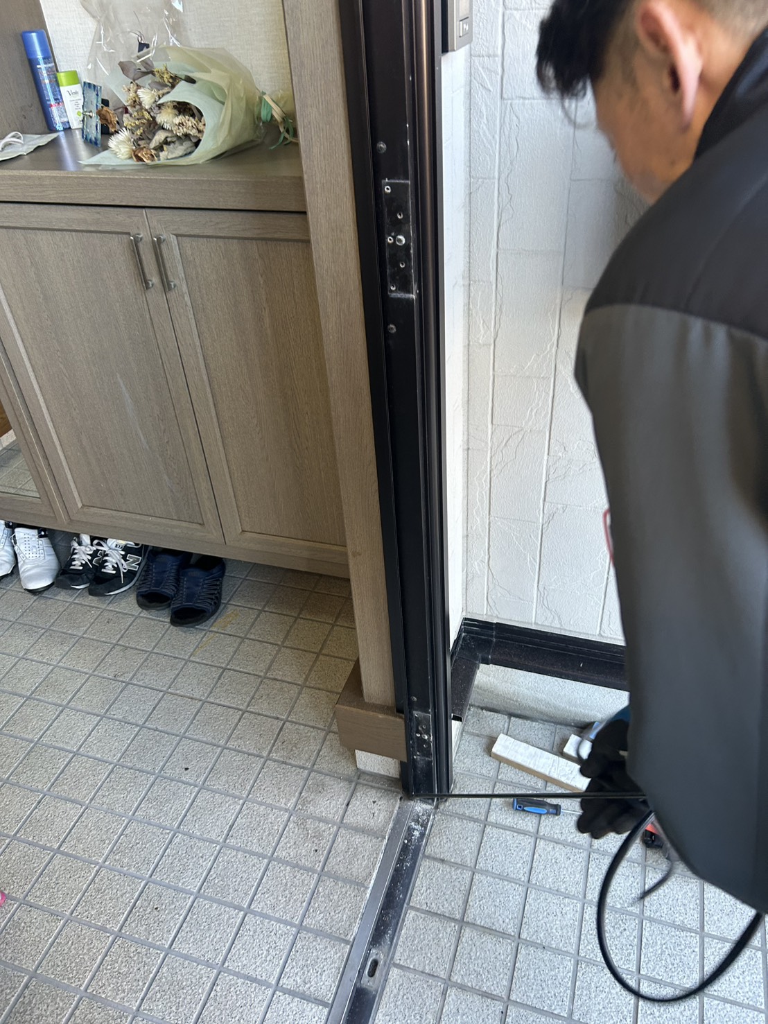 野々市市親子ドア交換作業風景写真