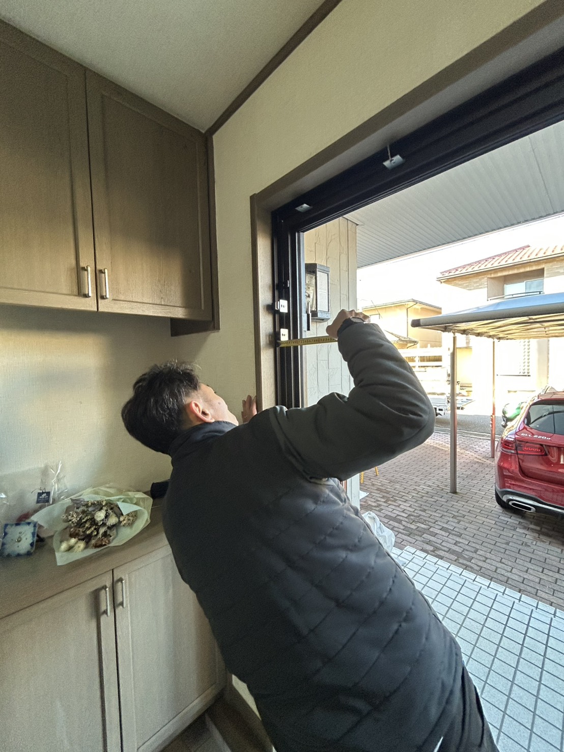 野々市市親子ドア交換作業風景写真