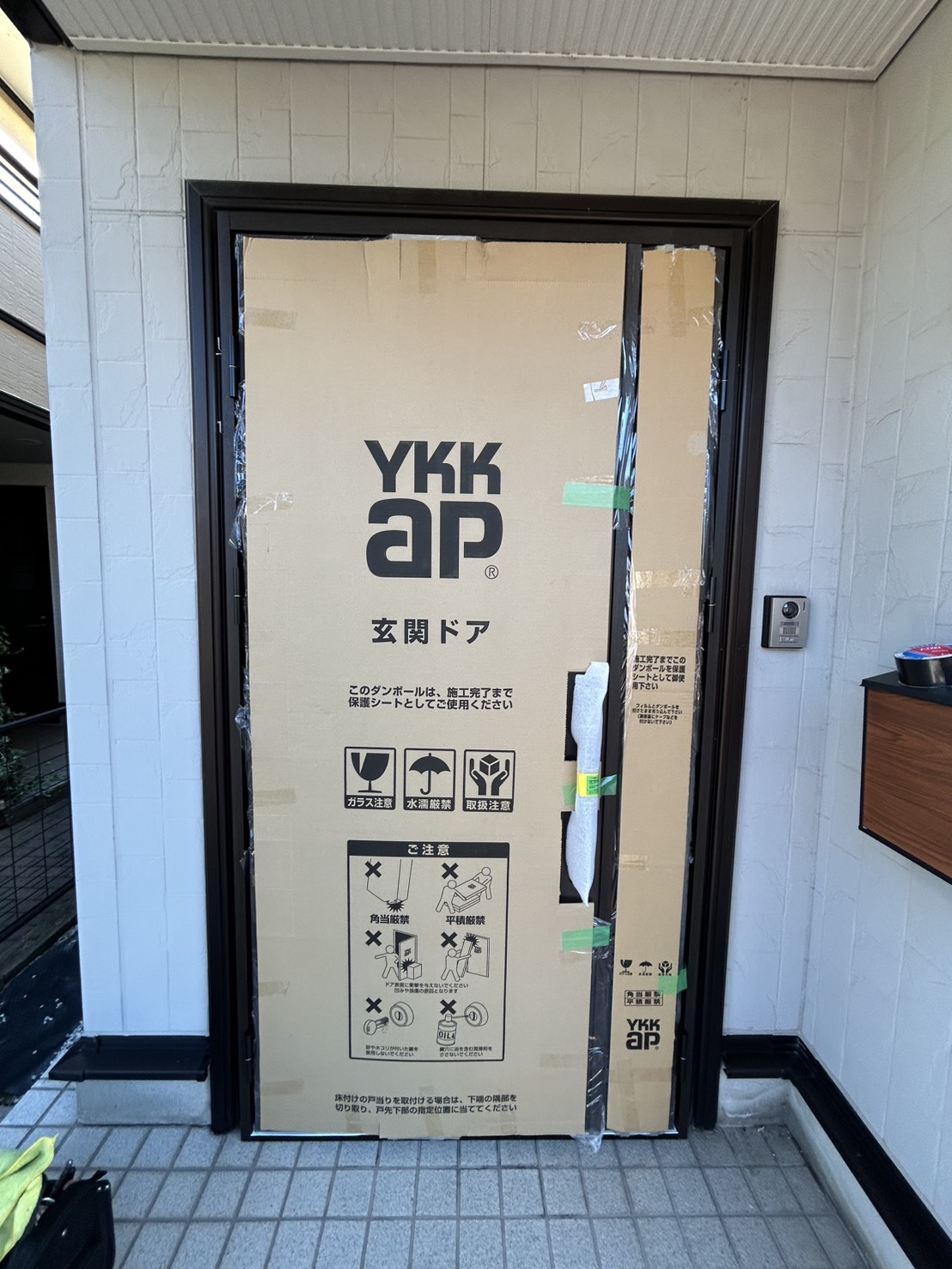 野々市市親子ドア交換作業風景写真