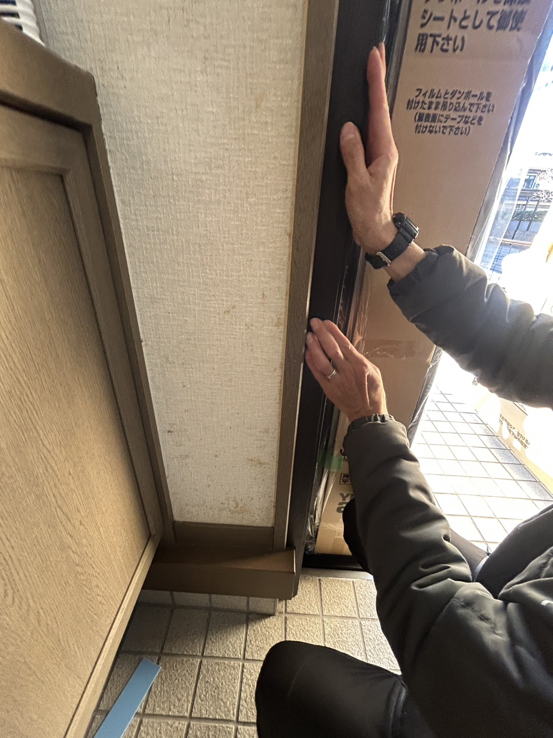 野々市市親子ドア交換作業風景