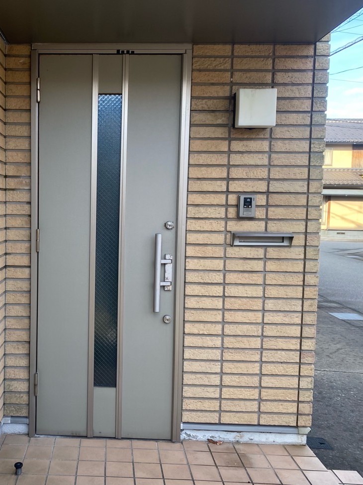 施工前玄関ドア写真