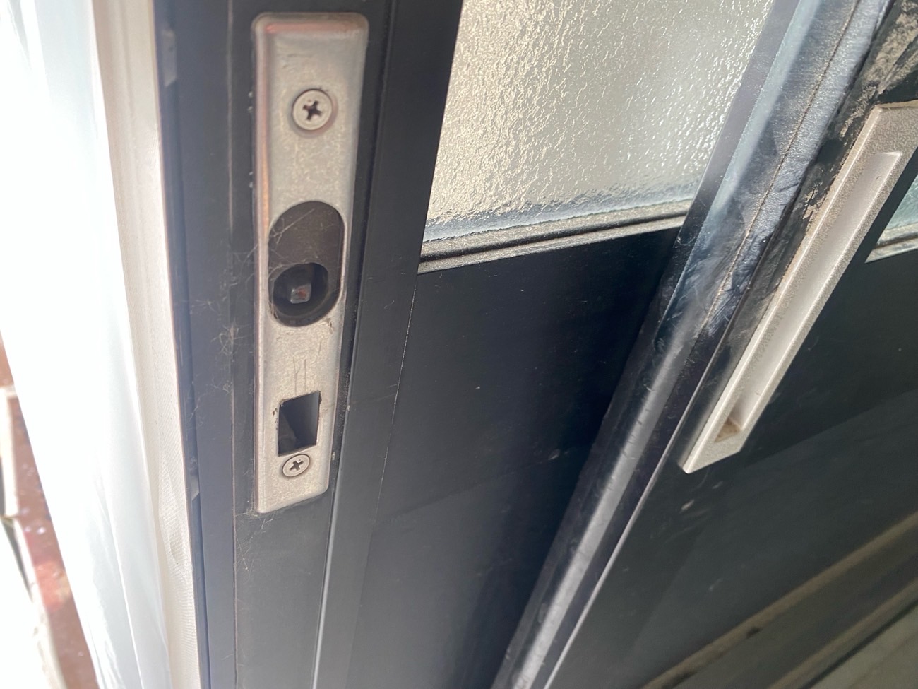 車庫引き戸鍵Before写真