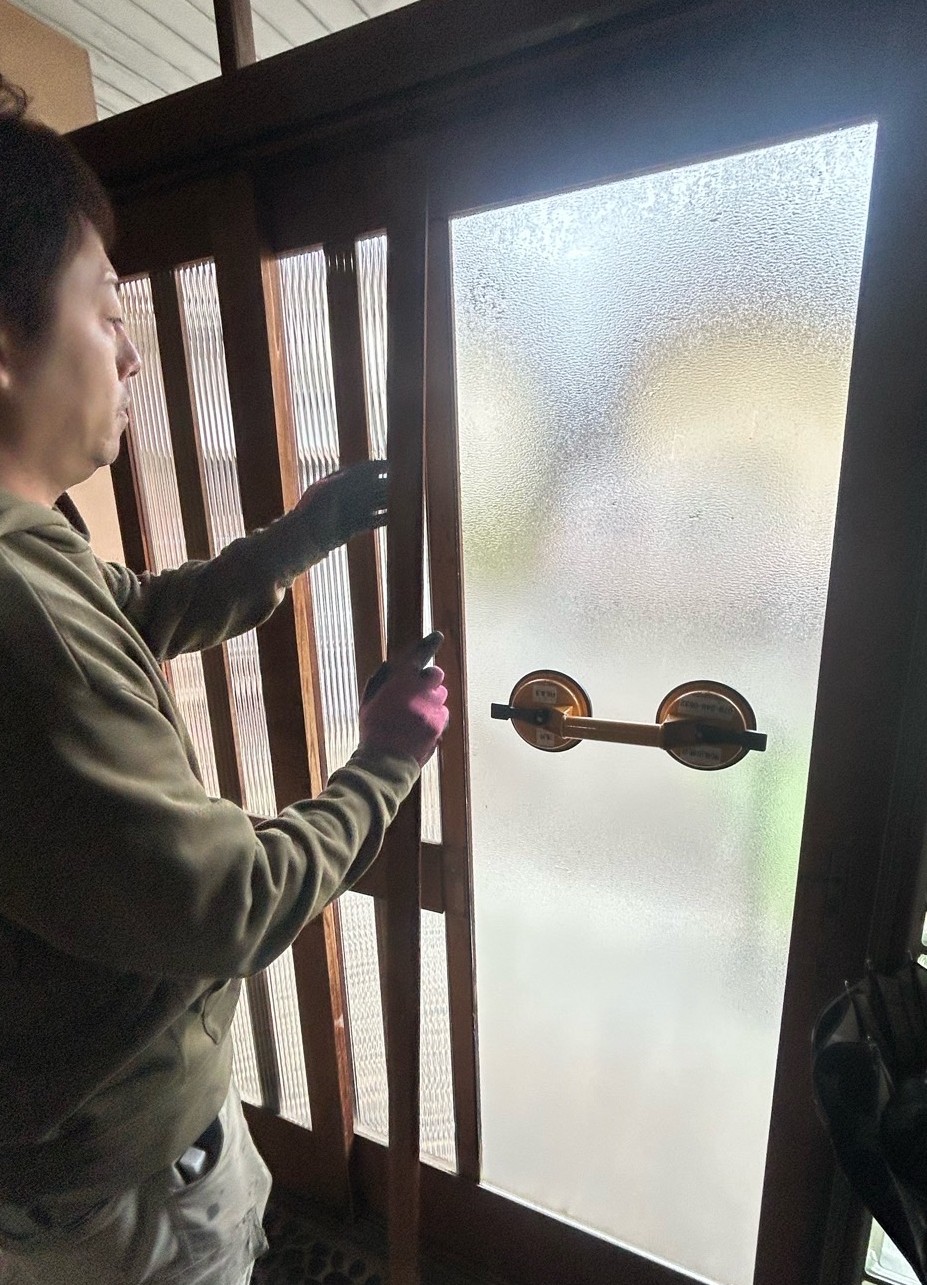 ガラス割れ替え作業