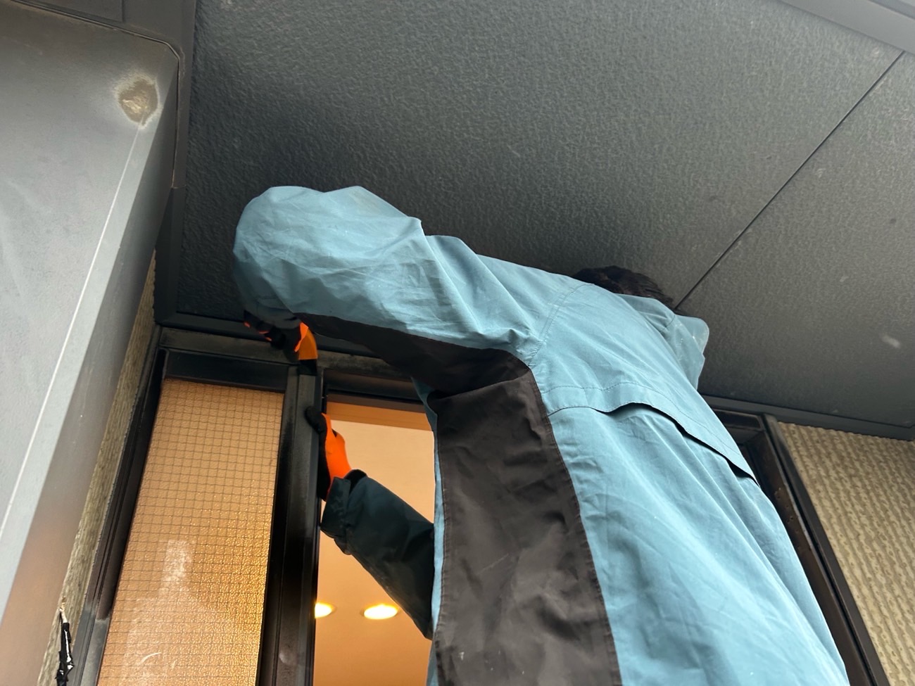 A様邸ドアリモ施工中写真