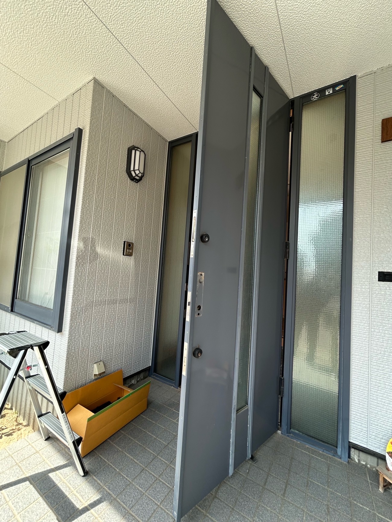 Y様邸ドアリモ工事解体中