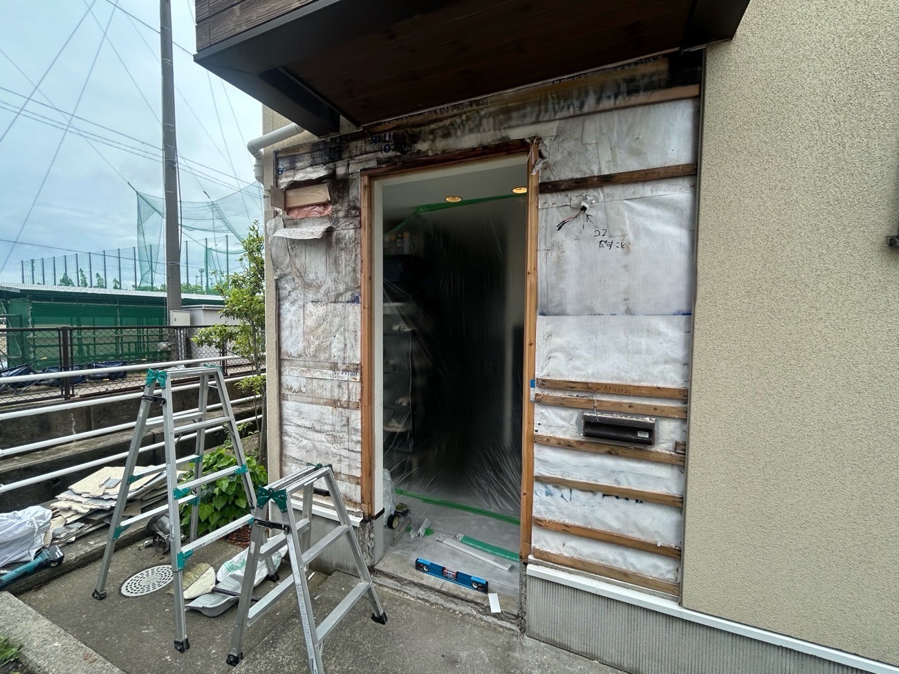 N様邸ドアリモ施工中写真