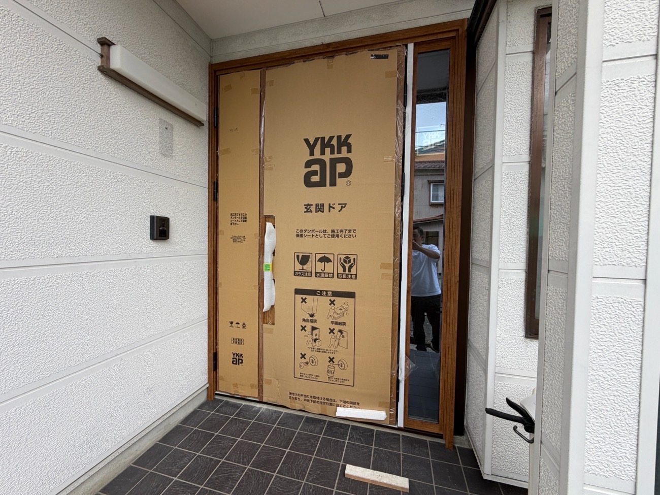 M様邸ドアリモ施工中写真
