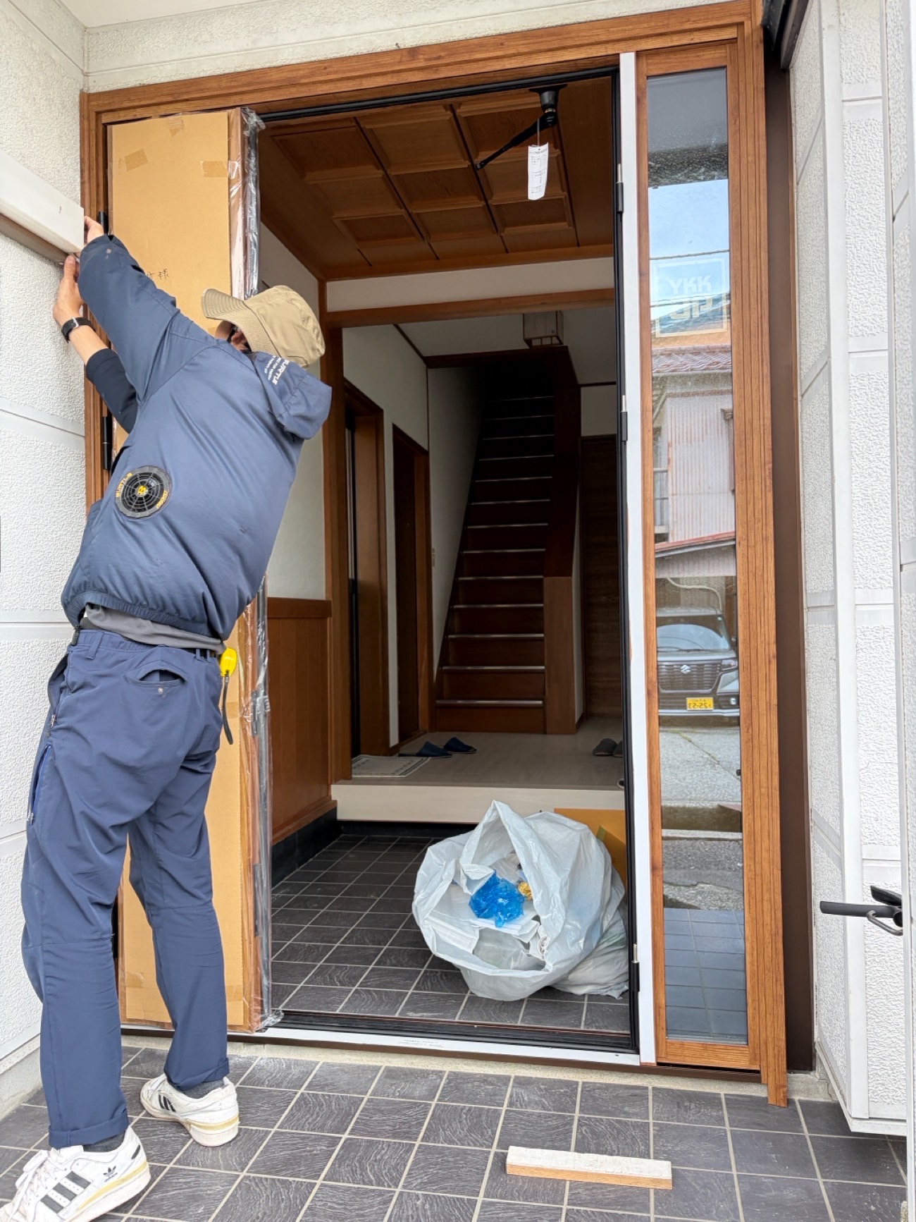 M様邸ドアリモ施工中写真