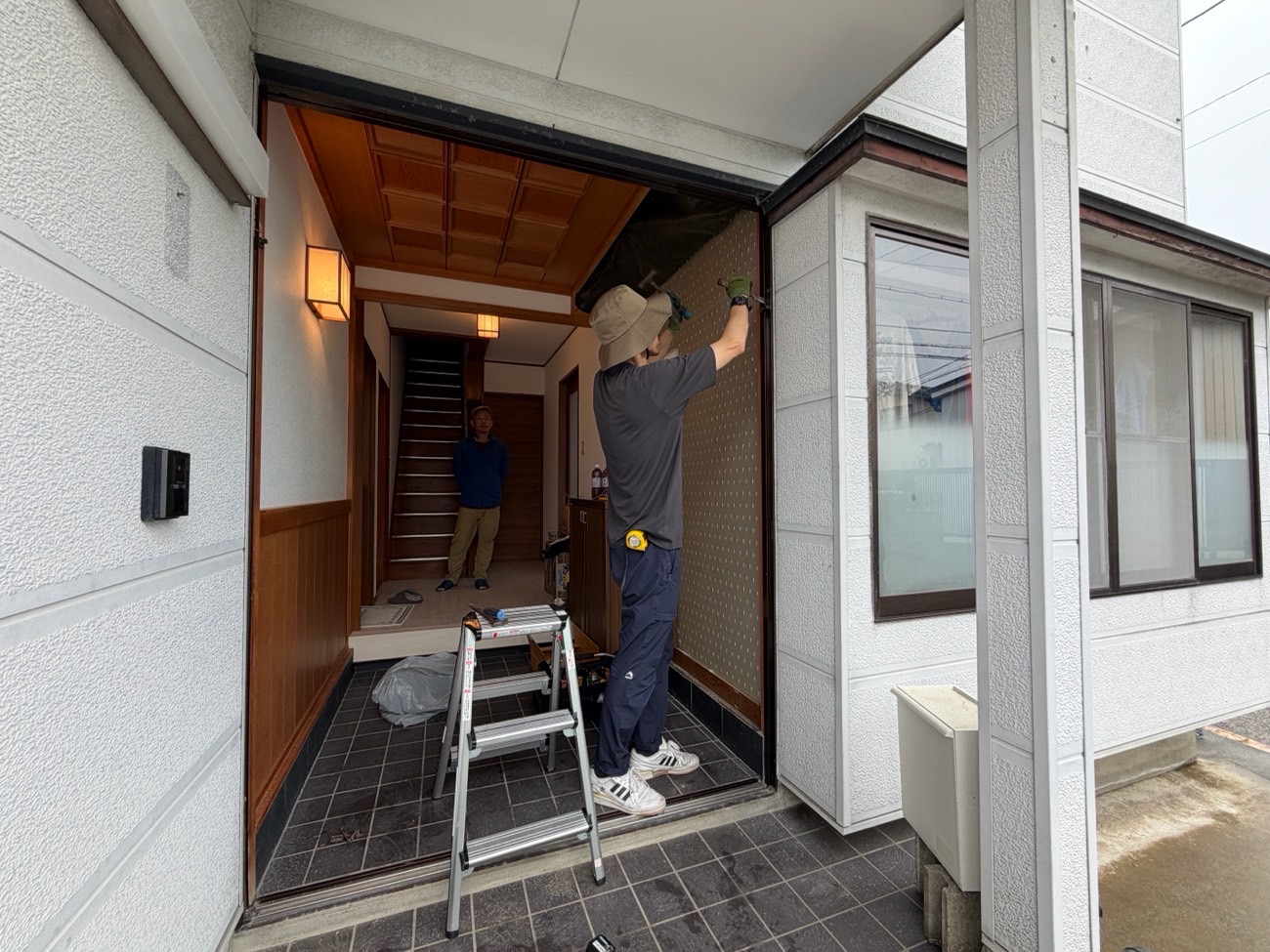 M様邸ドアリモ施工中写真